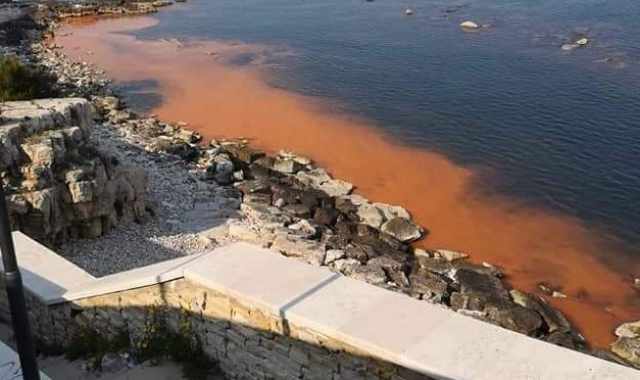 Il mare sta diventando arancione: Sono alghe e proliferano "grazie" alla quarantena